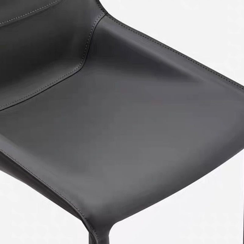 Moderner minimalistischer Esszimmerstuhl aus Karbonstahl und Sattelleder, Rückenlehne ohne Armlehnen für das Esszimmer 