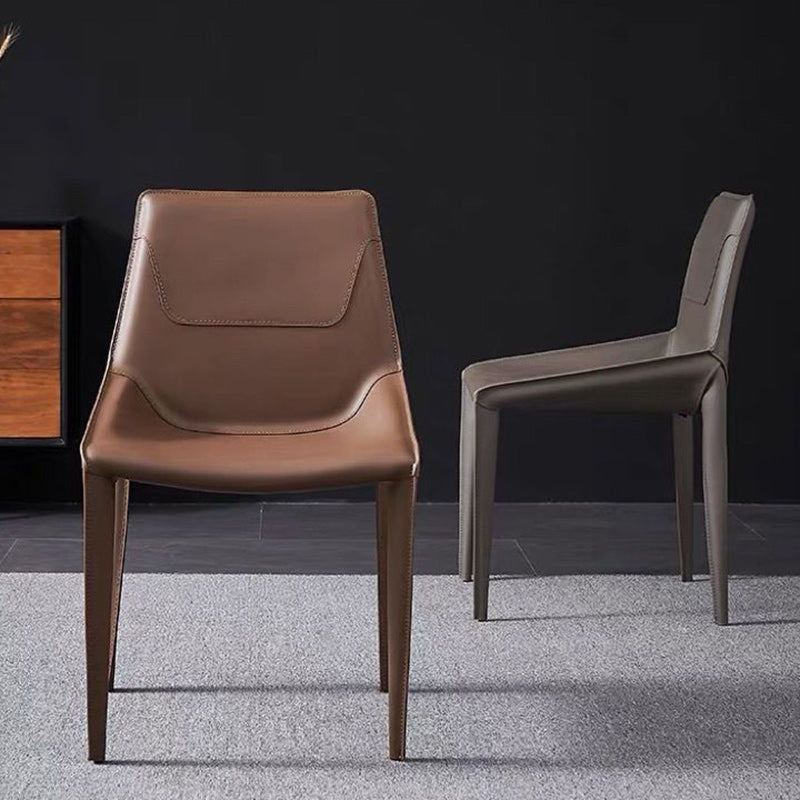 Moderner minimalistischer Esszimmerstuhl aus Karbonstahl und Sattelleder, Rückenlehne ohne Armlehnen für das Esszimmer 