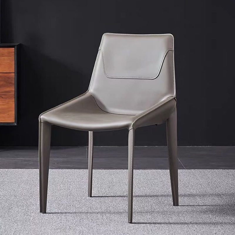 Moderner minimalistischer Esszimmerstuhl aus Karbonstahl und Sattelleder, Rückenlehne ohne Armlehnen für das Esszimmer 