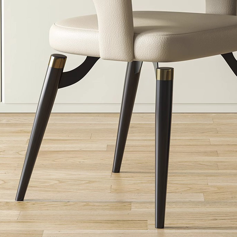 Moderne Schlichtheit gebogener PU-Leder-Carbonstahl-Dining-Stuhl Rückenlehne Armlehne für das Esszimmer 