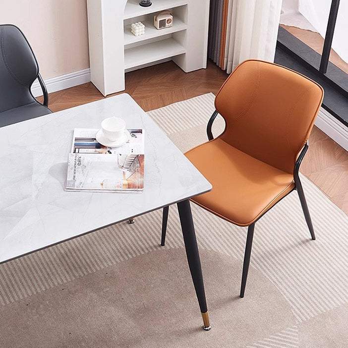Chaise de salle à manger contemporaine nordique en faux cuir avec dossier en acier au carbone sans accoudoirs pour salle à manger 