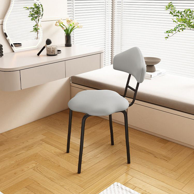 Zeitgenössischer nordischer Hocker aus gefrostetem Samt und Kohlenstoffstahl ohne Rückenlehne für das Schlafzimmer 