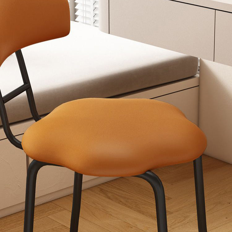 Zeitgenössischer nordischer Hocker aus gefrostetem Samt und Kohlenstoffstahl ohne Rückenlehne für das Schlafzimmer 