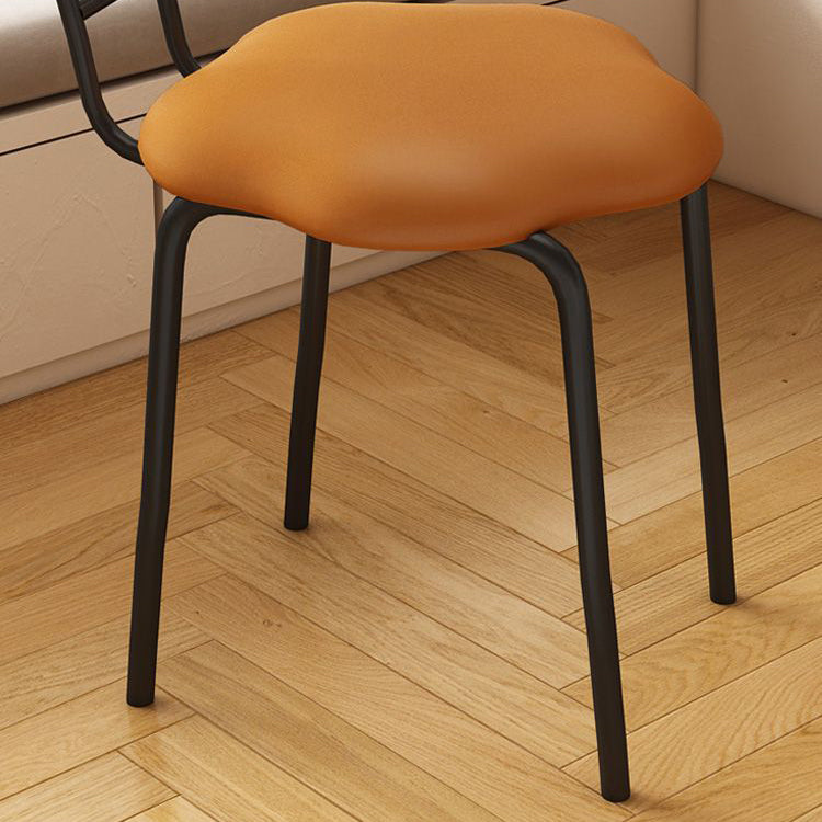 Zeitgenössischer nordischer Hocker aus gefrostetem Samt und Kohlenstoffstahl ohne Rückenlehne für das Schlafzimmer 