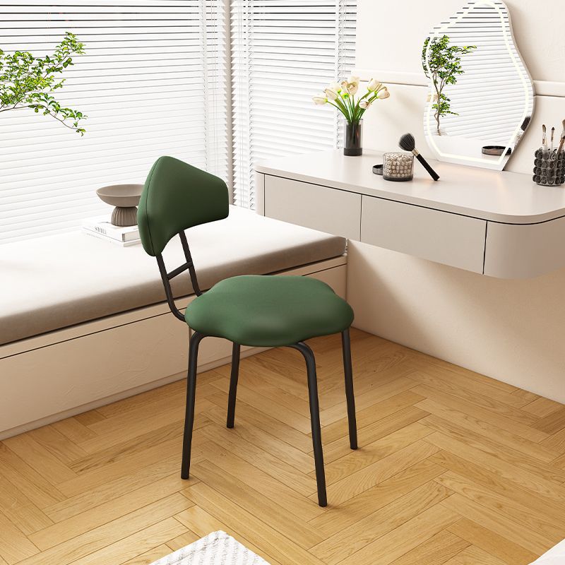 Zeitgenössischer nordischer Hocker aus gefrostetem Samt und Kohlenstoffstahl ohne Rückenlehne für das Schlafzimmer 