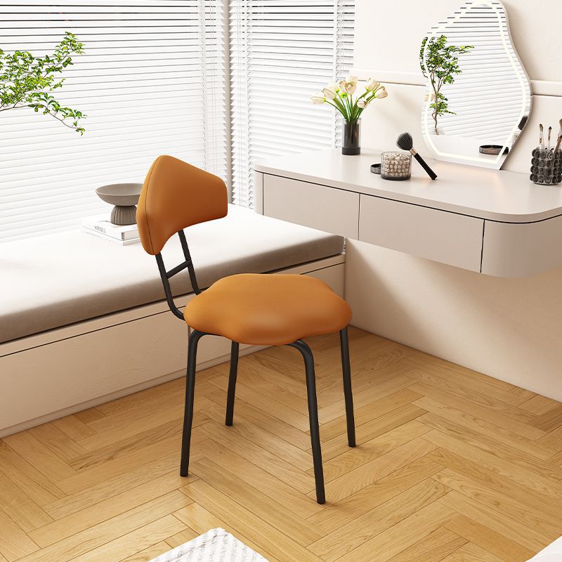 Zeitgenössischer nordischer Hocker aus gefrostetem Samt und Kohlenstoffstahl ohne Rückenlehne für das Schlafzimmer 