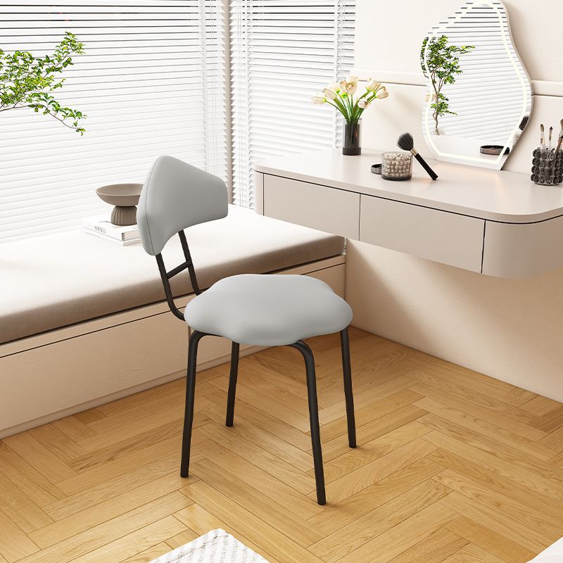 Zeitgenössischer nordischer Hocker aus gefrostetem Samt und Kohlenstoffstahl ohne Rückenlehne für das Schlafzimmer 