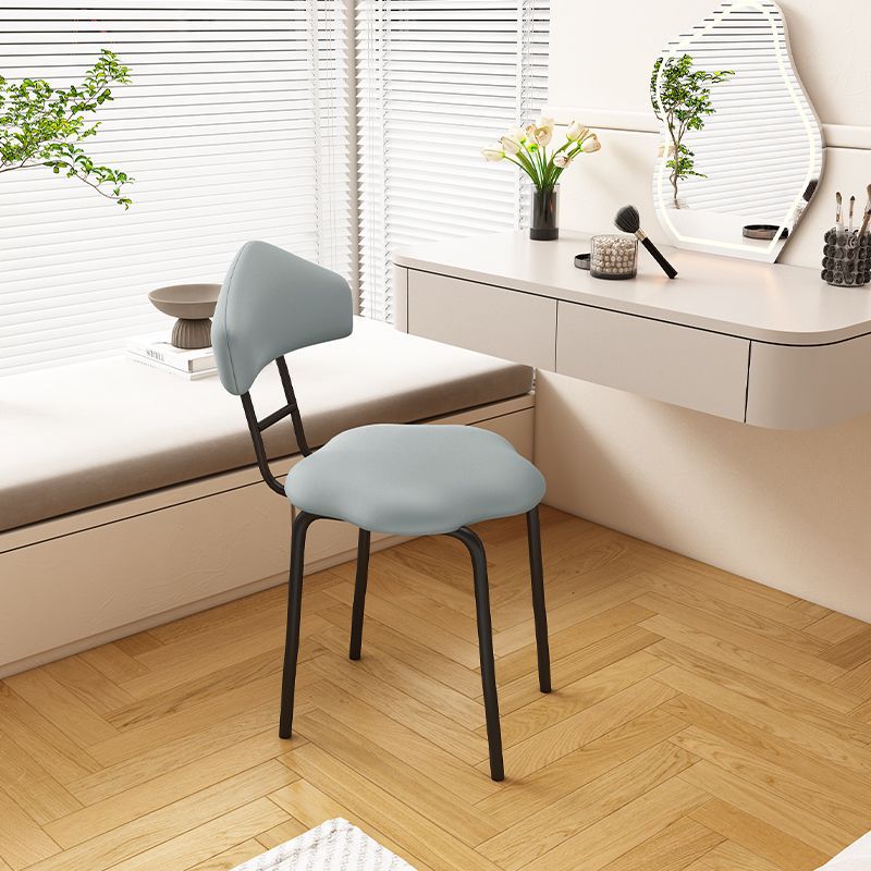 Zeitgenössischer nordischer Hocker aus gefrostetem Samt und Kohlenstoffstahl ohne Rückenlehne für das Schlafzimmer 