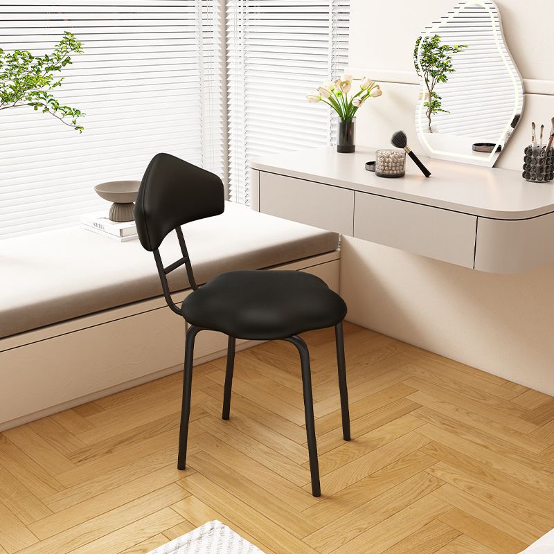 Zeitgenössischer nordischer Hocker aus gefrostetem Samt und Kohlenstoffstahl ohne Rückenlehne für das Schlafzimmer 