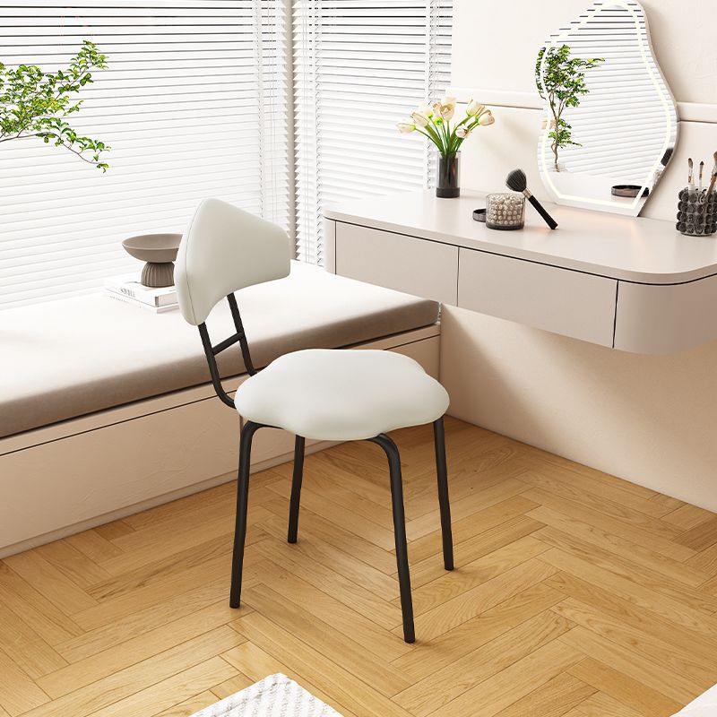 Zeitgenössischer nordischer Hocker aus gefrostetem Samt und Kohlenstoffstahl ohne Rückenlehne für das Schlafzimmer 