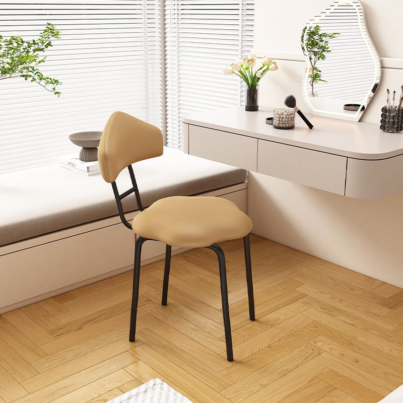 Zeitgenössischer nordischer Hocker aus gefrostetem Samt und Kohlenstoffstahl ohne Rückenlehne für das Schlafzimmer 