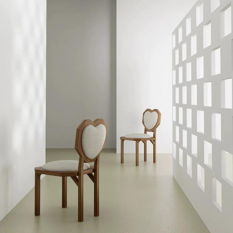 Silla de comedor sin brazos con respaldo de forma de corazón creativa contemporánea de lana de cordero, madera maciza y esponja para comedor 