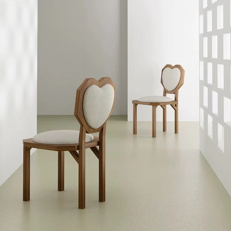 Silla de comedor sin brazos con respaldo de forma de corazón creativa contemporánea de lana de cordero, madera maciza y esponja para comedor 