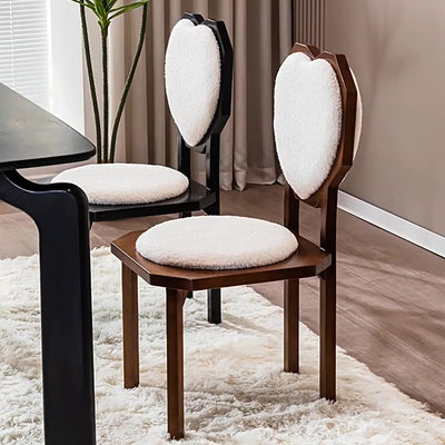 Silla de comedor sin brazos con respaldo de forma de corazón creativa contemporánea de lana de cordero, madera maciza y esponja para comedor 