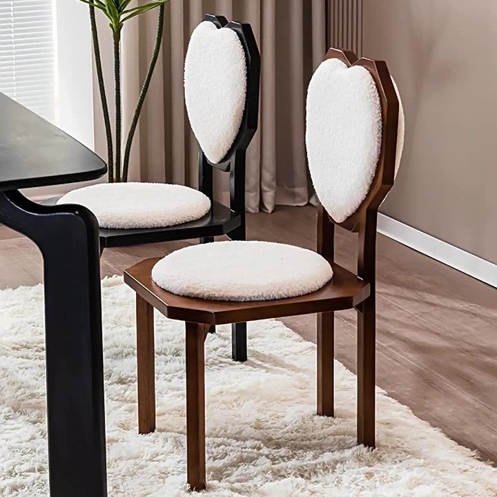 Silla de comedor sin brazos con respaldo de forma de corazón creativa contemporánea de lana de cordero, madera maciza y esponja para comedor 