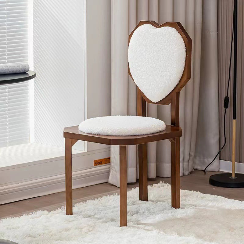 Silla de comedor sin brazos con respaldo de forma de corazón creativa contemporánea de lana de cordero, madera maciza y esponja para comedor 