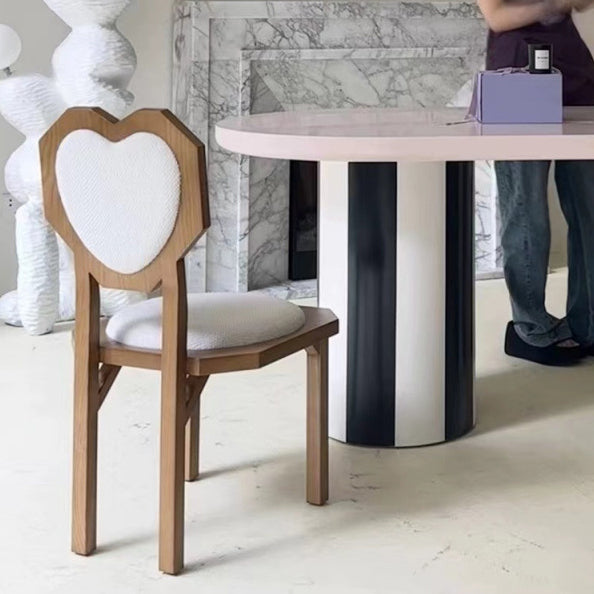 Silla de comedor sin brazos con respaldo de forma de corazón creativa contemporánea de lana de cordero, madera maciza y esponja para comedor 