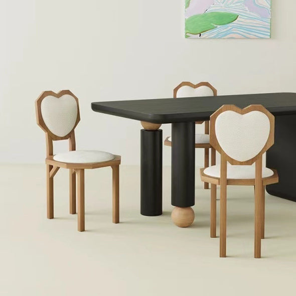 Silla de comedor sin brazos con respaldo de forma de corazón creativa contemporánea de lana de cordero, madera maciza y esponja para comedor 
