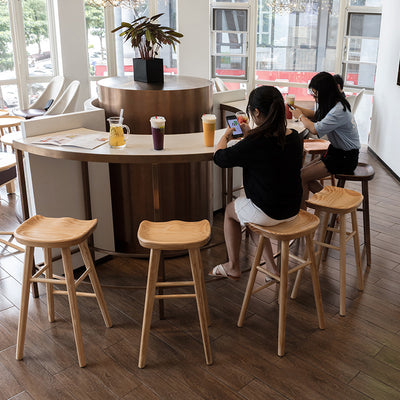 Tabouret de bar contemporain nordique carré concave en bois massif plein sans dossier ni accoudoirs pour salle à manger 