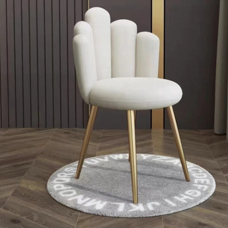 Silla de comedor sin brazos con respaldo de acero al carbono tapizada en franela de pétalos redondos nórdicos contemporáneos para comedor 