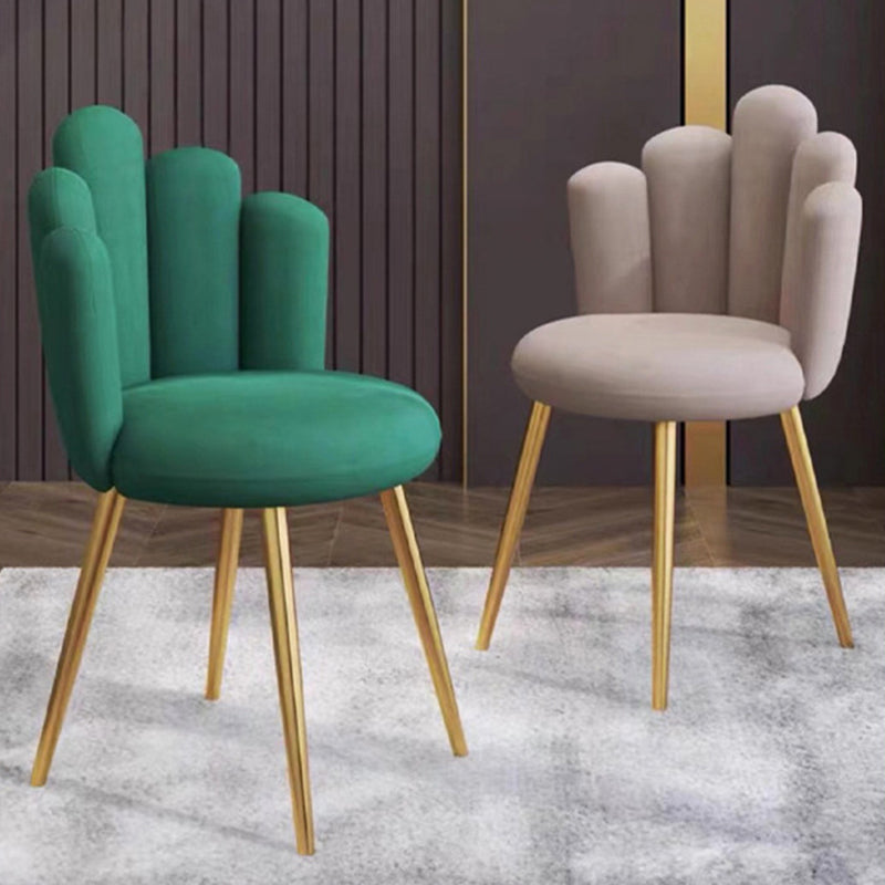 Silla de comedor sin brazos con respaldo de acero al carbono tapizada en franela de pétalos redondos nórdicos contemporáneos para comedor 