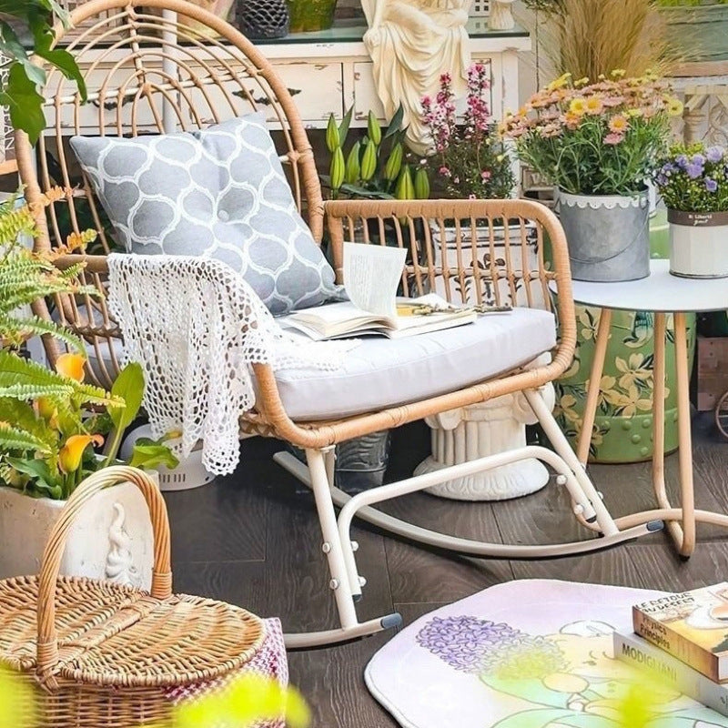 Zeitgenössischer Boho-Stoff Stahllegierung PE Rattan Webstuhl Schaukelstuhl Rückenlehne Armlehne für Wohnzimmer 