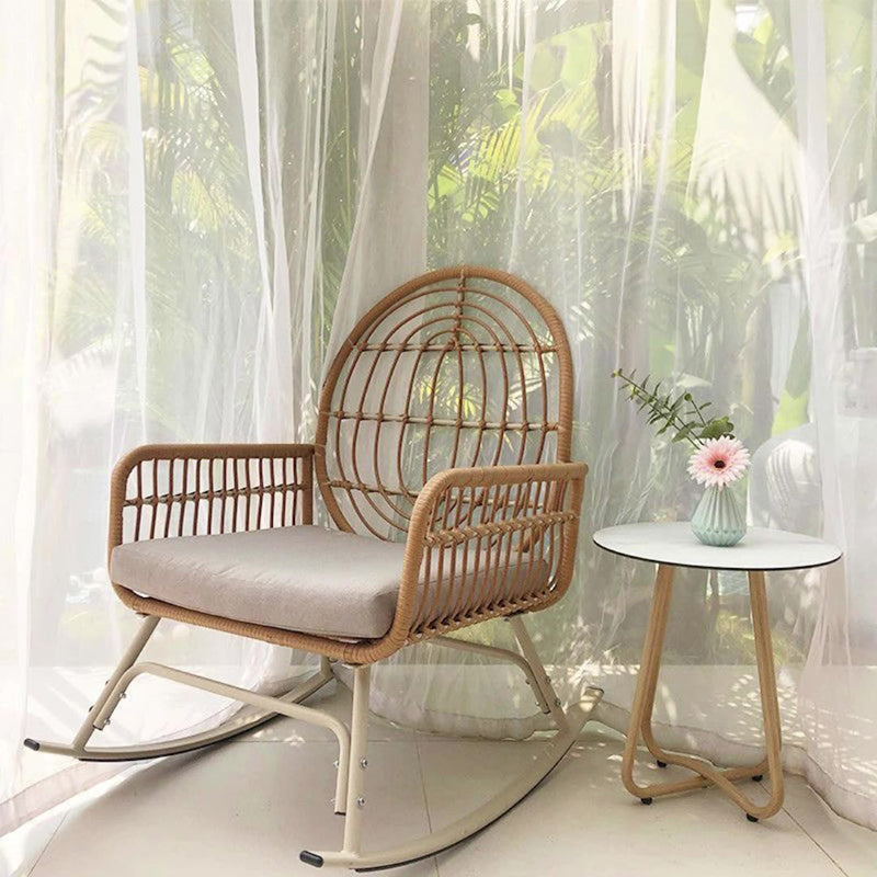 Zeitgenössischer Boho-Stoff Stahllegierung PE Rattan Webstuhl Schaukelstuhl Rückenlehne Armlehne für Wohnzimmer 