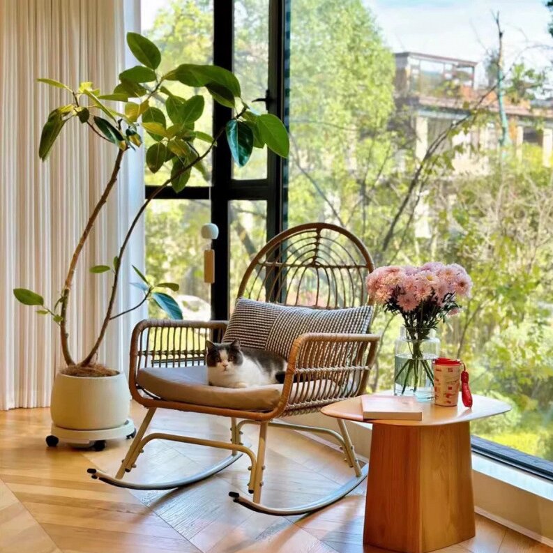 Zeitgenössischer Boho-Stoff Stahllegierung PE Rattan Webstuhl Schaukelstuhl Rückenlehne Armlehne für Wohnzimmer 