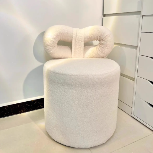 Taburete de tocador contemporáneo nórdico de crema con respaldo cilíndrico de lana de cordero de madera maciza sin brazos para dormitorio 