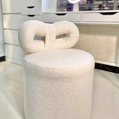 Taburete de tocador contemporáneo nórdico de crema con respaldo cilíndrico de lana de cordero de madera maciza sin brazos para dormitorio 