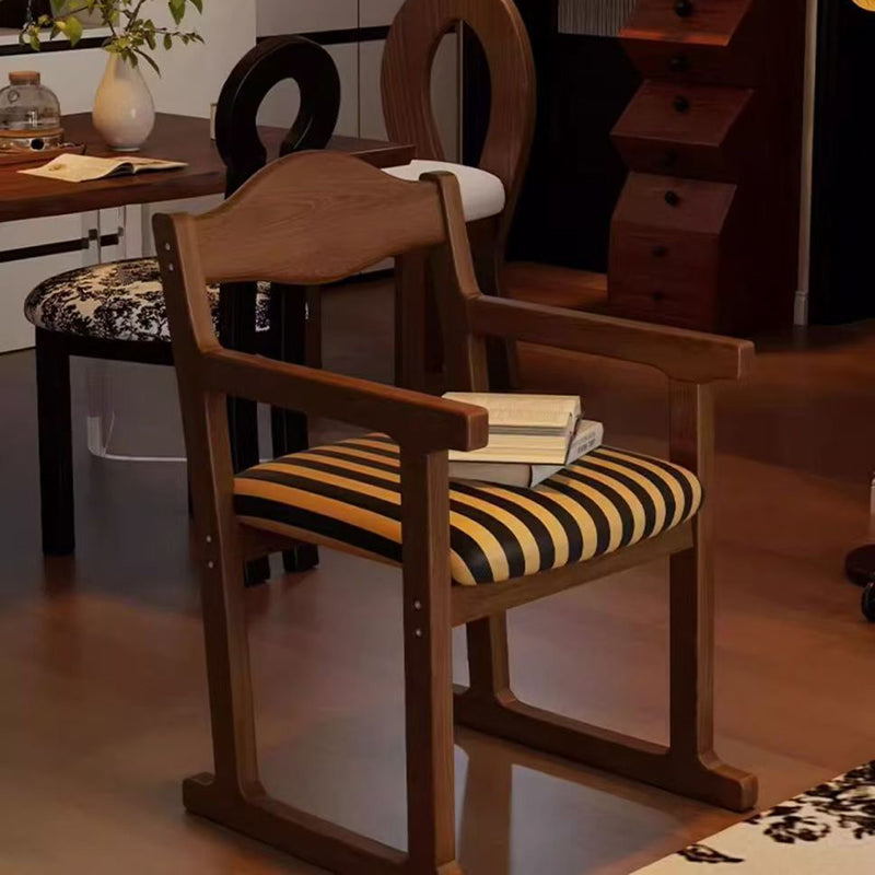 Traditioneller französischer quadratischer Esszimmerstuhl aus Stoff mit Polsterung, Kautschukholz und Sperrholz, mit Rückenlehne und Armlehne, für das Esszimmer 