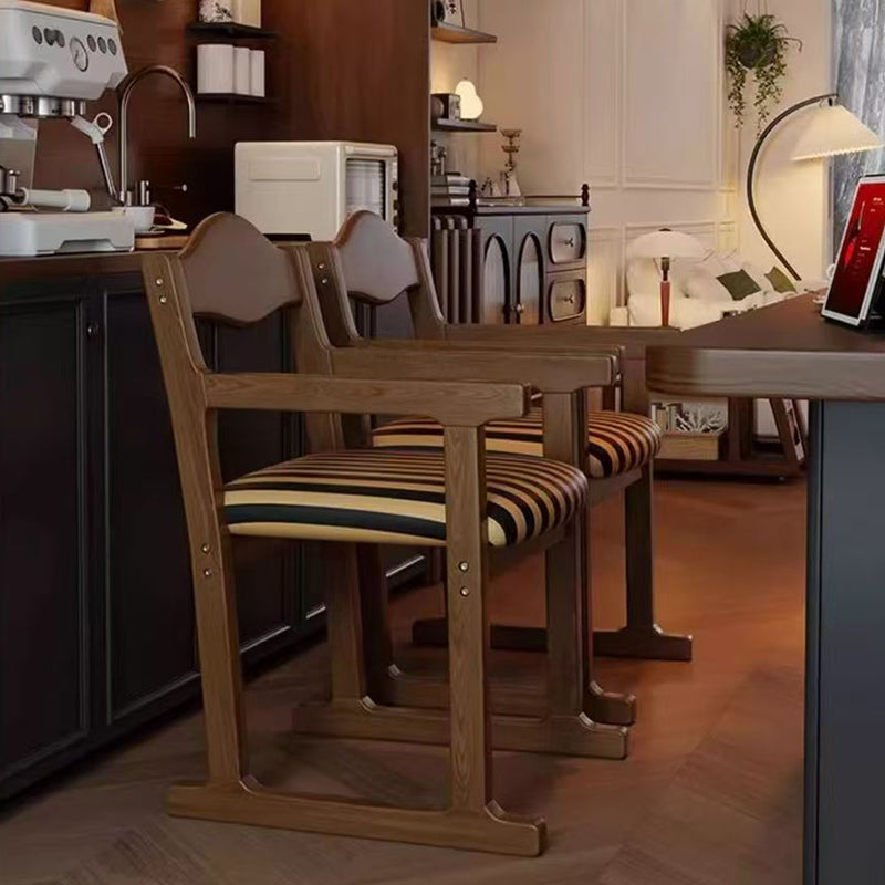 Traditioneller französischer quadratischer Esszimmerstuhl aus Stoff mit Polsterung, Kautschukholz und Sperrholz, mit Rückenlehne und Armlehne, für das Esszimmer 