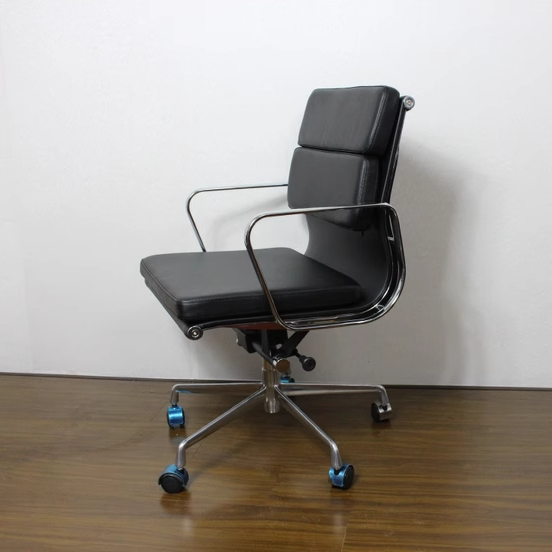 Moderner minimalistischer drehbarer Schreibtischstuhl aus PU-Leder und Aluminiumlegierung in Rechteckform mit Rückenlehne und Armlehnen für das Arbeitszimmer 