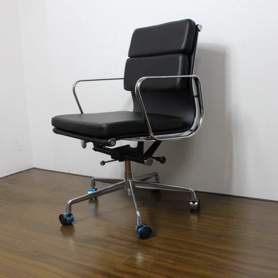 Moderner minimalistischer drehbarer Schreibtischstuhl aus PU-Leder und Aluminiumlegierung in Rechteckform mit Rückenlehne und Armlehnen für das Arbeitszimmer 