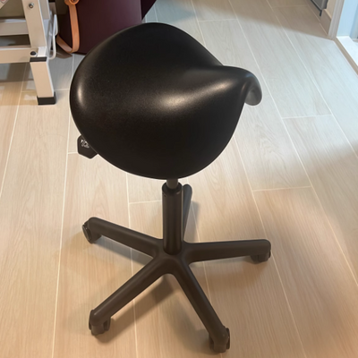 Taburete de bar moderno minimalista curvado de cuero PU PVC acero electrochapado sin respaldo ni brazos para comedor 