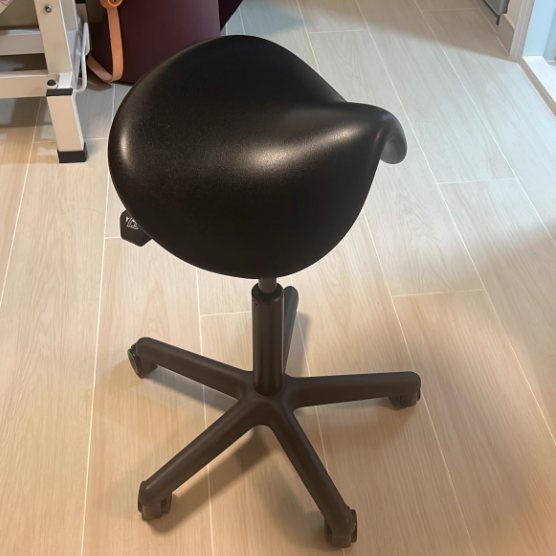 Taburete de bar moderno minimalista curvado de cuero PU PVC acero electrochapado sin respaldo ni brazos para comedor 