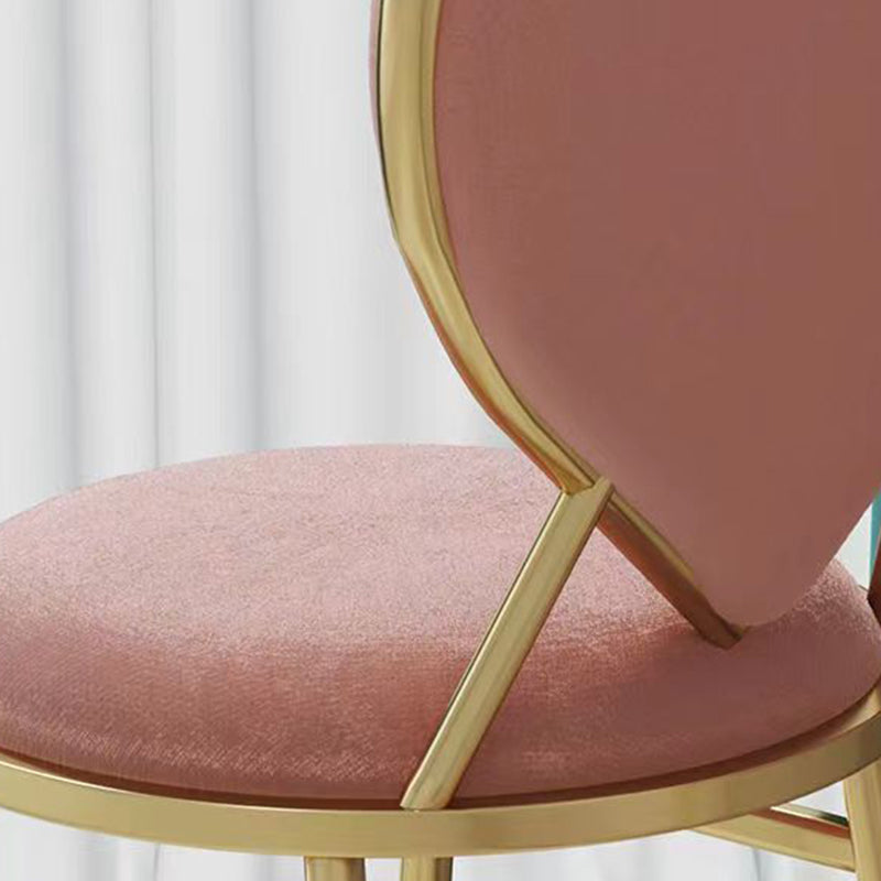 Zeitgenössischer kreativer Kohlenstoffstahl Flanell Herzform Esszimmerstuhl Rückenlehne ohne Armlehnen für Esszimmer 