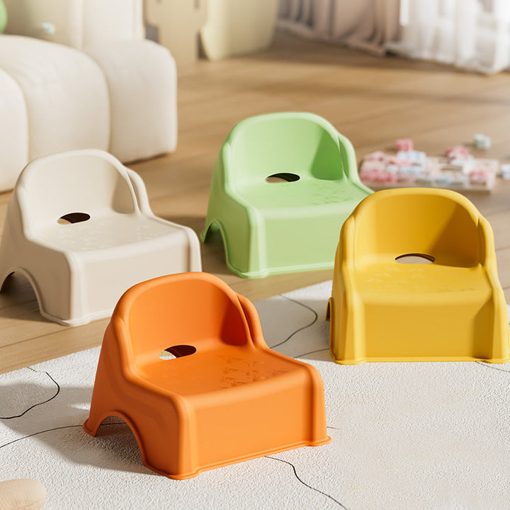 Moderner minimalistischer stapelbarer niedriger Kinderhocker aus PP in quadratischer Form ohne Armlehnen mit Rückenlehne fürs Wohnzimmer 