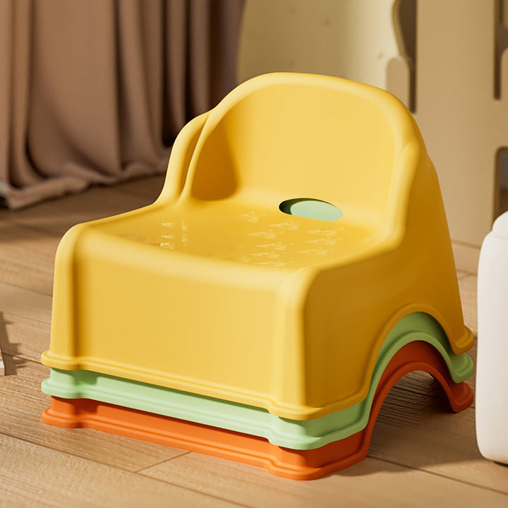 Moderner minimalistischer stapelbarer niedriger Kinderhocker aus PP in quadratischer Form ohne Armlehnen mit Rückenlehne fürs Wohnzimmer 