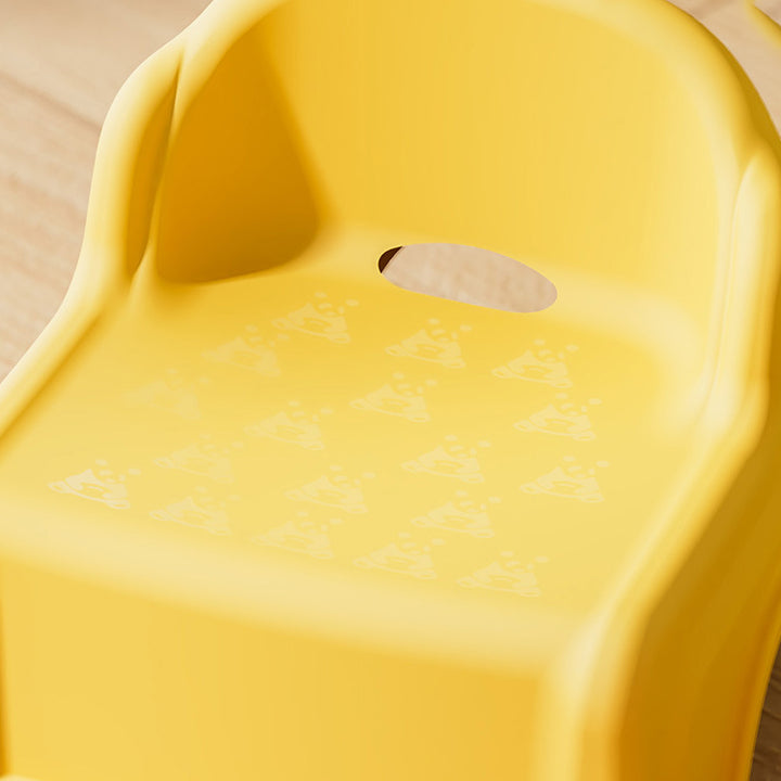 Moderner minimalistischer stapelbarer niedriger Kinderhocker aus PP in quadratischer Form ohne Armlehnen mit Rückenlehne fürs Wohnzimmer 