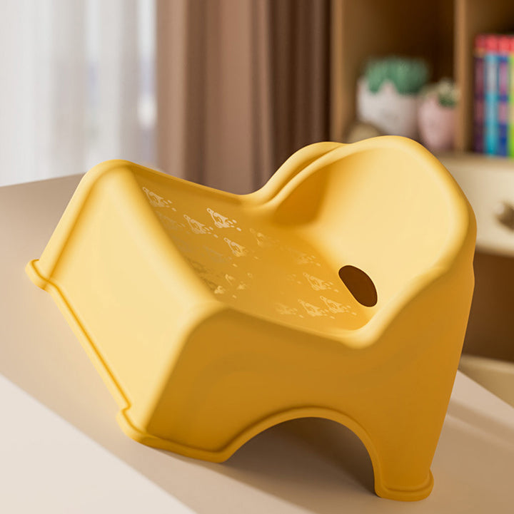 Moderner minimalistischer stapelbarer niedriger Kinderhocker aus PP in quadratischer Form ohne Armlehnen mit Rückenlehne fürs Wohnzimmer 