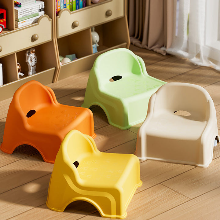 Moderner minimalistischer stapelbarer niedriger Kinderhocker aus PP in quadratischer Form ohne Armlehnen mit Rückenlehne fürs Wohnzimmer 