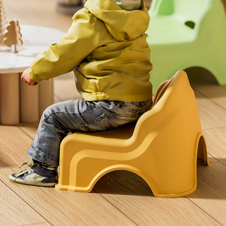 Moderner minimalistischer stapelbarer niedriger Kinderhocker aus PP in quadratischer Form ohne Armlehnen mit Rückenlehne fürs Wohnzimmer 