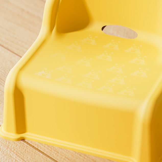 Moderner minimalistischer stapelbarer niedriger Kinderhocker aus PP in quadratischer Form ohne Armlehnen mit Rückenlehne fürs Wohnzimmer 