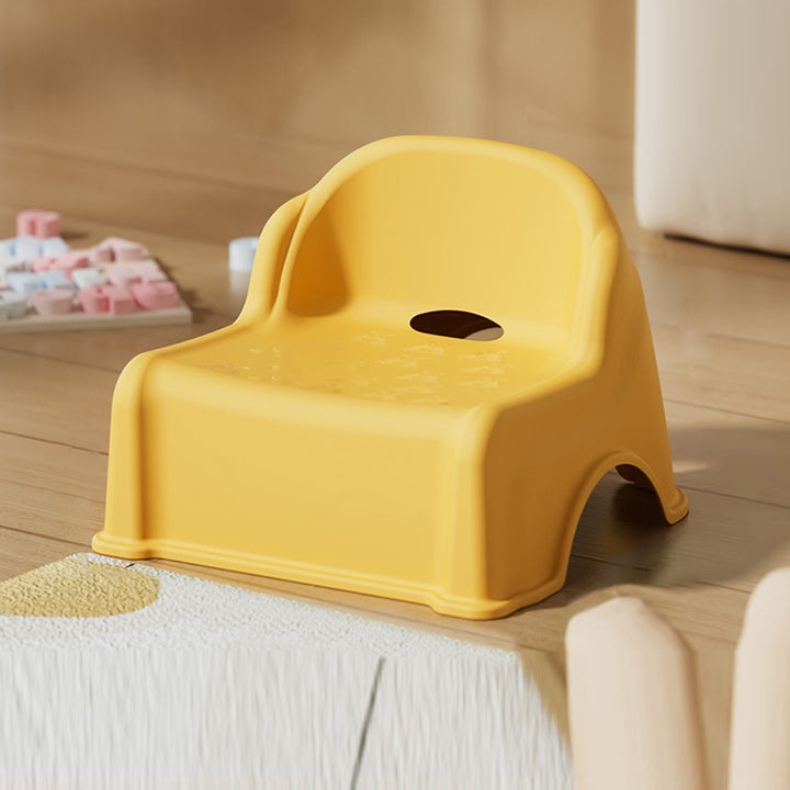 Moderner minimalistischer stapelbarer niedriger Kinderhocker aus PP in quadratischer Form ohne Armlehnen mit Rückenlehne fürs Wohnzimmer 