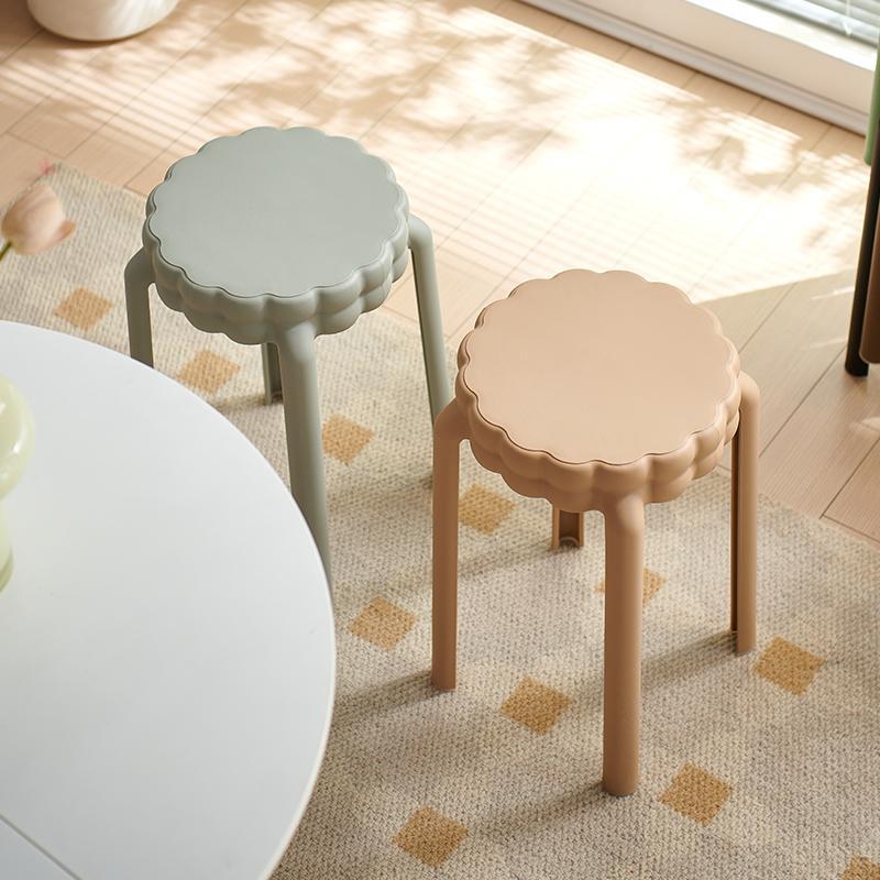 Moderner nordischer Kunststoff-Hocker in Blumenform ohne Rückenlehne und Armlehnen für das Wohnzimmer 