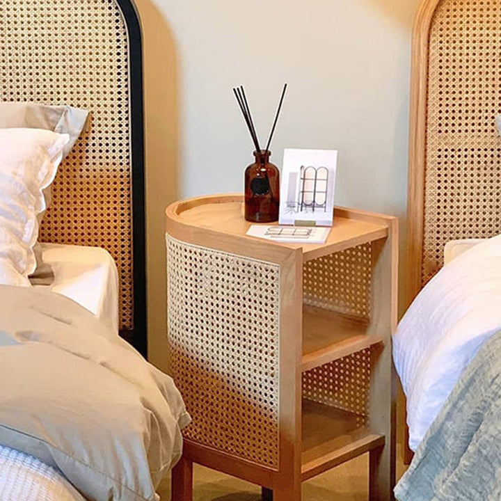 Traditioneller rustikaler zylindrischer Nachttisch aus Eschenholz und Rattan 2 – Schrank für das Schlafzimmer 