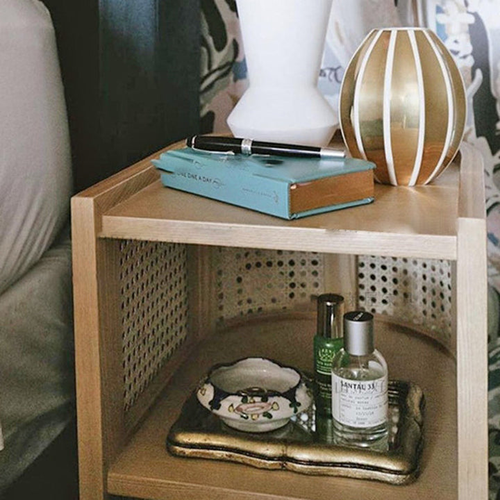 Traditioneller rustikaler zylindrischer Nachttisch aus Eschenholz und Rattan 2 – Schrank für das Schlafzimmer 