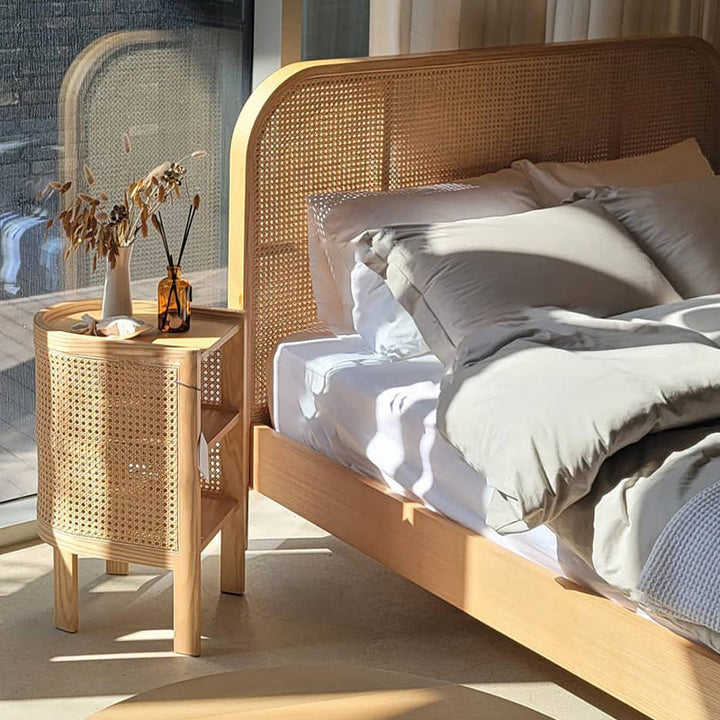 Traditioneller rustikaler zylindrischer Nachttisch aus Eschenholz und Rattan 2 – Schrank für das Schlafzimmer 