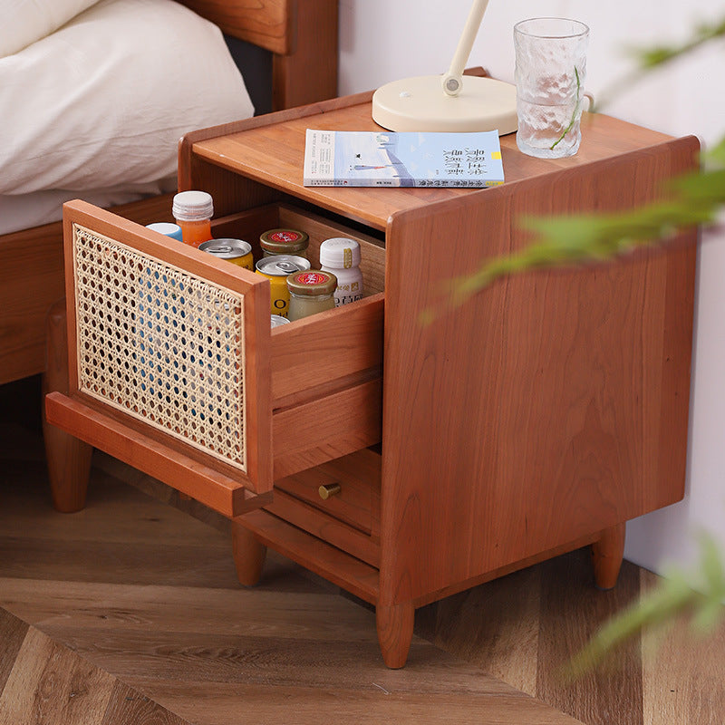 Traditioneller rustikaler quadratischer Würfel Nachttisch aus Kirschholz und Rattan mit 2 Schubladen für das Schlafzimmer 